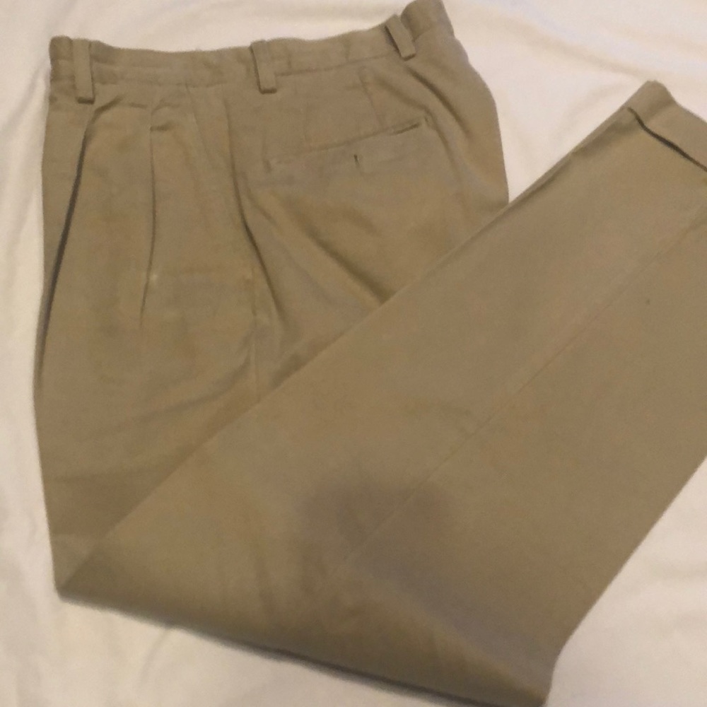 Men’s khaki pants